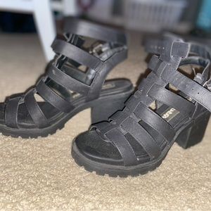 These are a size 6 black open chunky heels
